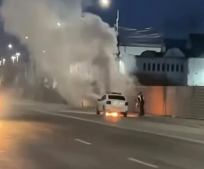 Loganul Politiei care a luat foc în Iași. Foto: Captură video