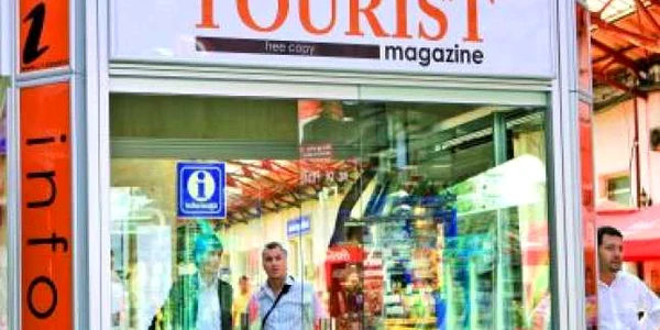 Bucureşti: EXCLUSIV Turiştii, trimişi la plimbare cu hărţi vechi