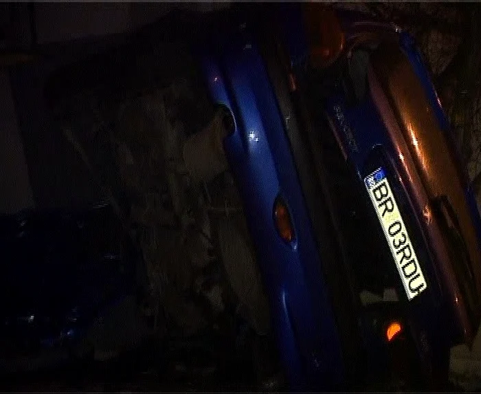 Accidentul s-a soldat cu distrugere maşinii. FOTO: NICOLETA BUTNARU