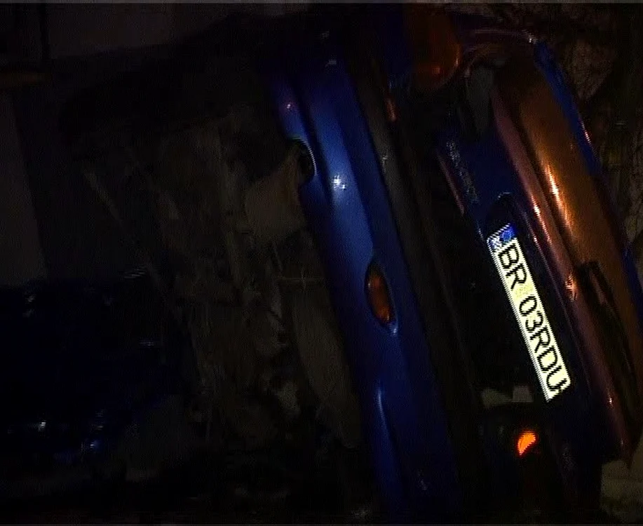 Accidentul s-a soldat cu distrugere maşinii. FOTO: NICOLETA BUTNARU