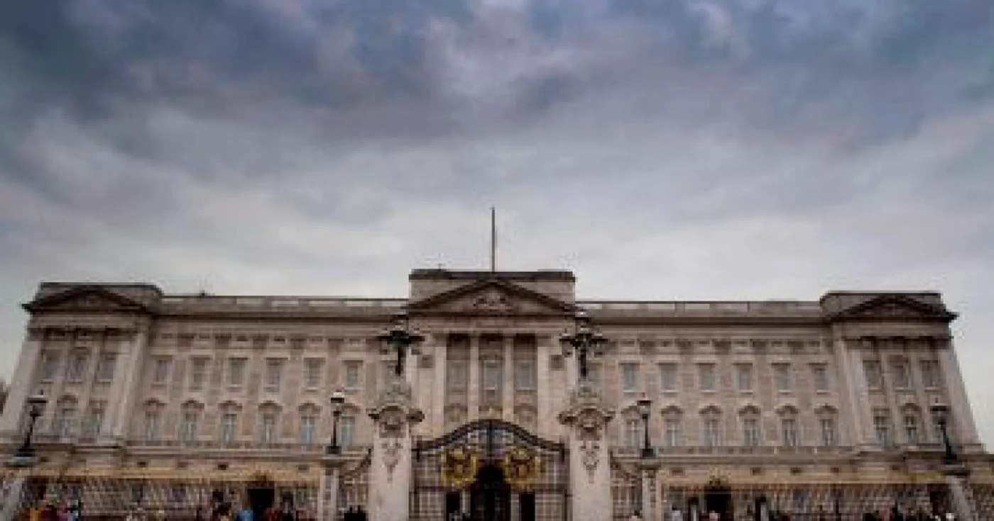 Un ofiţer de cavalerie organiza orgii sexuale în Palatul Buckingham