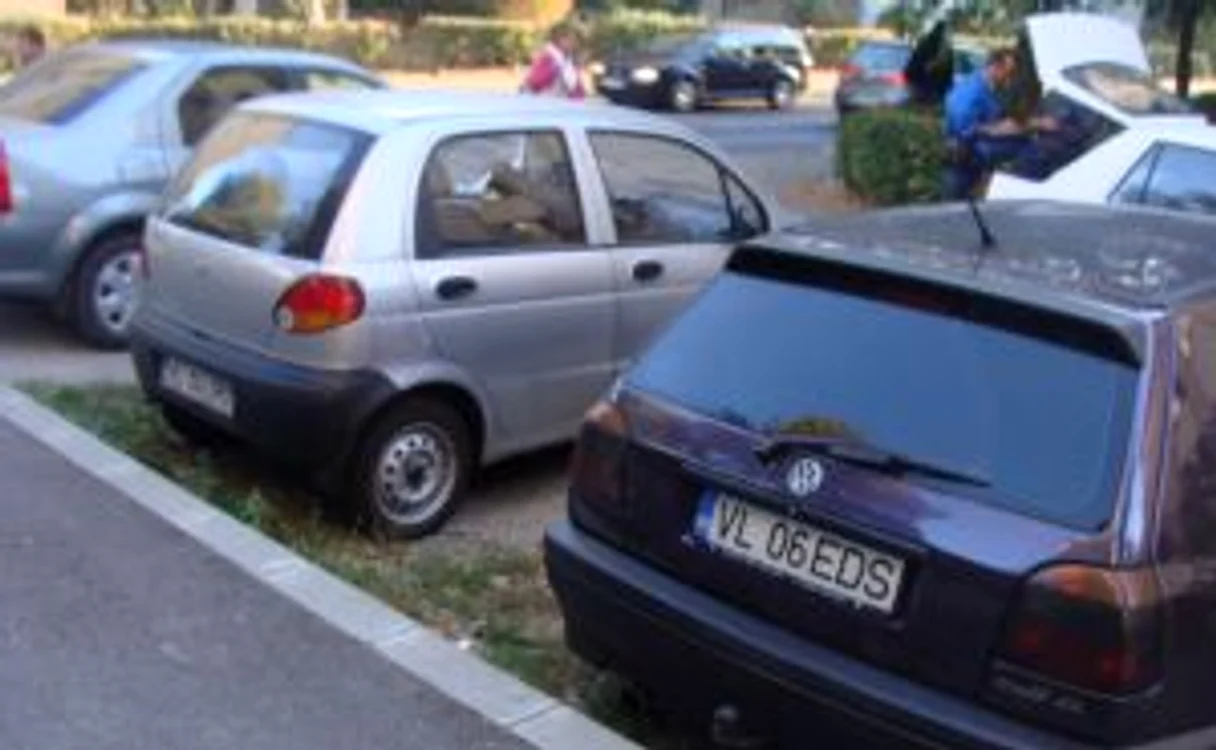 Masinile de pe strada Dacia, „călcate” de hoţi