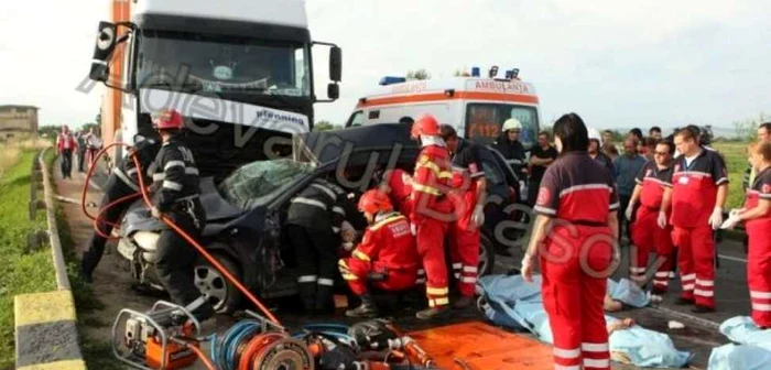 Cinci femei au murit în 2011 în cel cumplit accident de pe Drumul Morţii. FOTOAdevărul.