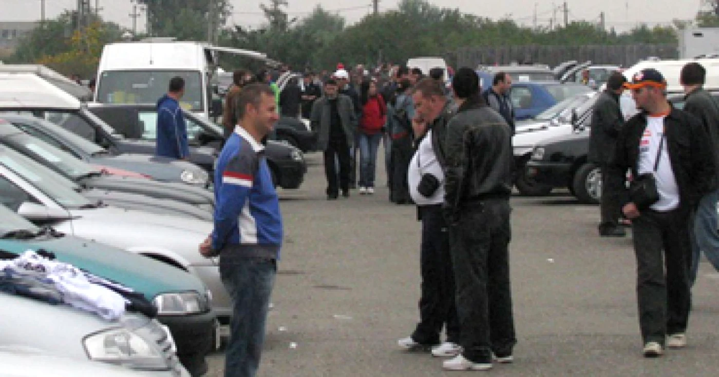 Bacău: Comerţul de maşini, dublat de cel cu marfă de contrabandă