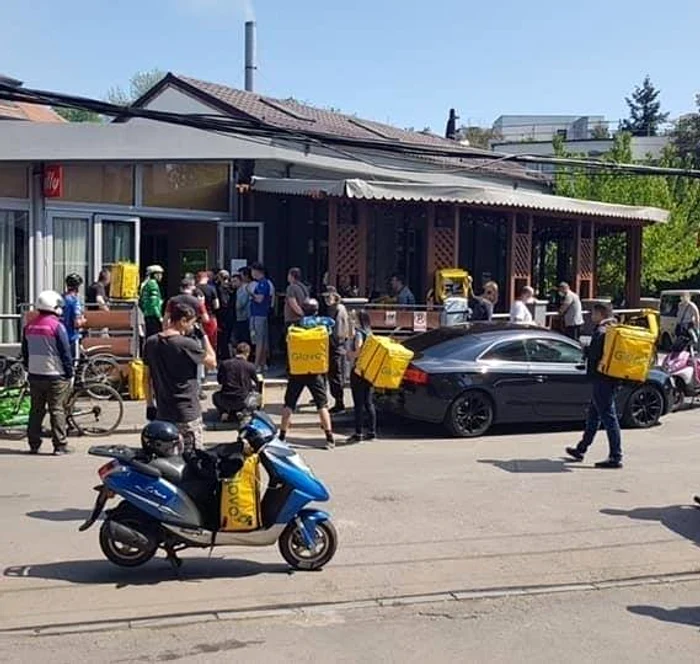 
    Curierii, așteptând să ridice comenzile de la Cocoșatufoto: Zișan Caiali / Facebook  