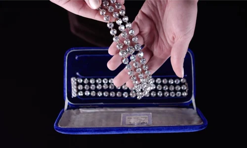 Două brățări ale reginei Marie Antoinette, vândute la licitație | VIDEO jpeg