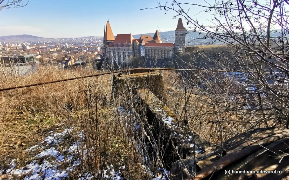Castelul Corvinilor şi, în prim plan, rămăşiţele instalaţiilor de funicular. Foto: Daniel Guţă. ADEVĂRUL
