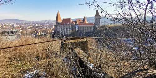 funiculare si ramasitele industriale de langa castelul corvinilor foto daniel guta adevarul