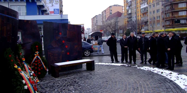La Monumentul Revoluţiei din 1989 din Alba Iulia au depus coroane doar autorităţile 