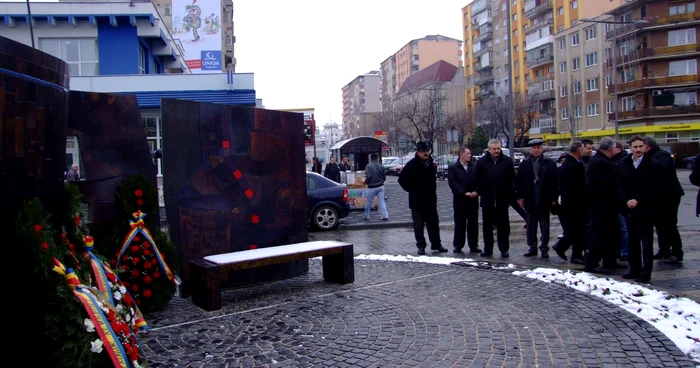 La Monumentul Revoluţiei din 1989 din Alba Iulia au depus coroane doar autorităţile 