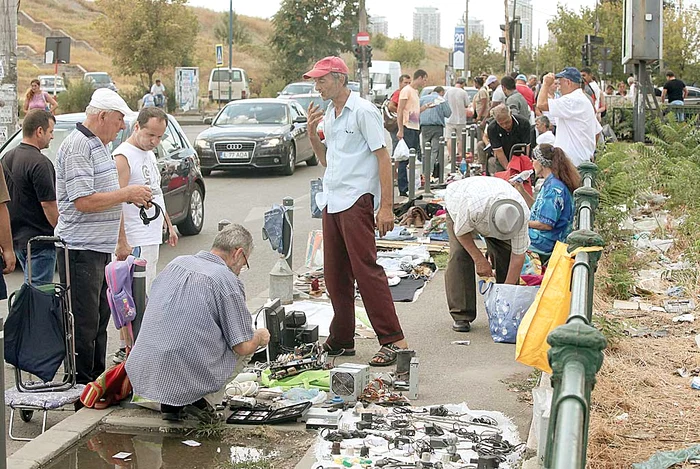 Vânzătorii ambulanţi au ocupat kilometri întregi de trotuar, pe malul Dâmboviţei