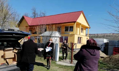 Autoritatile locale distribuie alimente persoanelor în vârstă jpeg