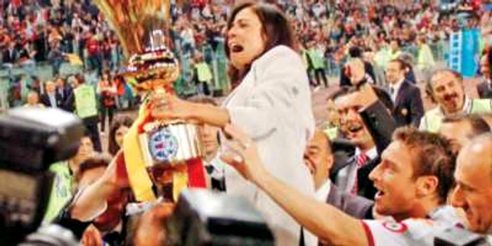Rosella Sensi, şefa echipei AS Roma, a sărbătorit alături de jucători câştigarea Cupei Italiei, în 2008