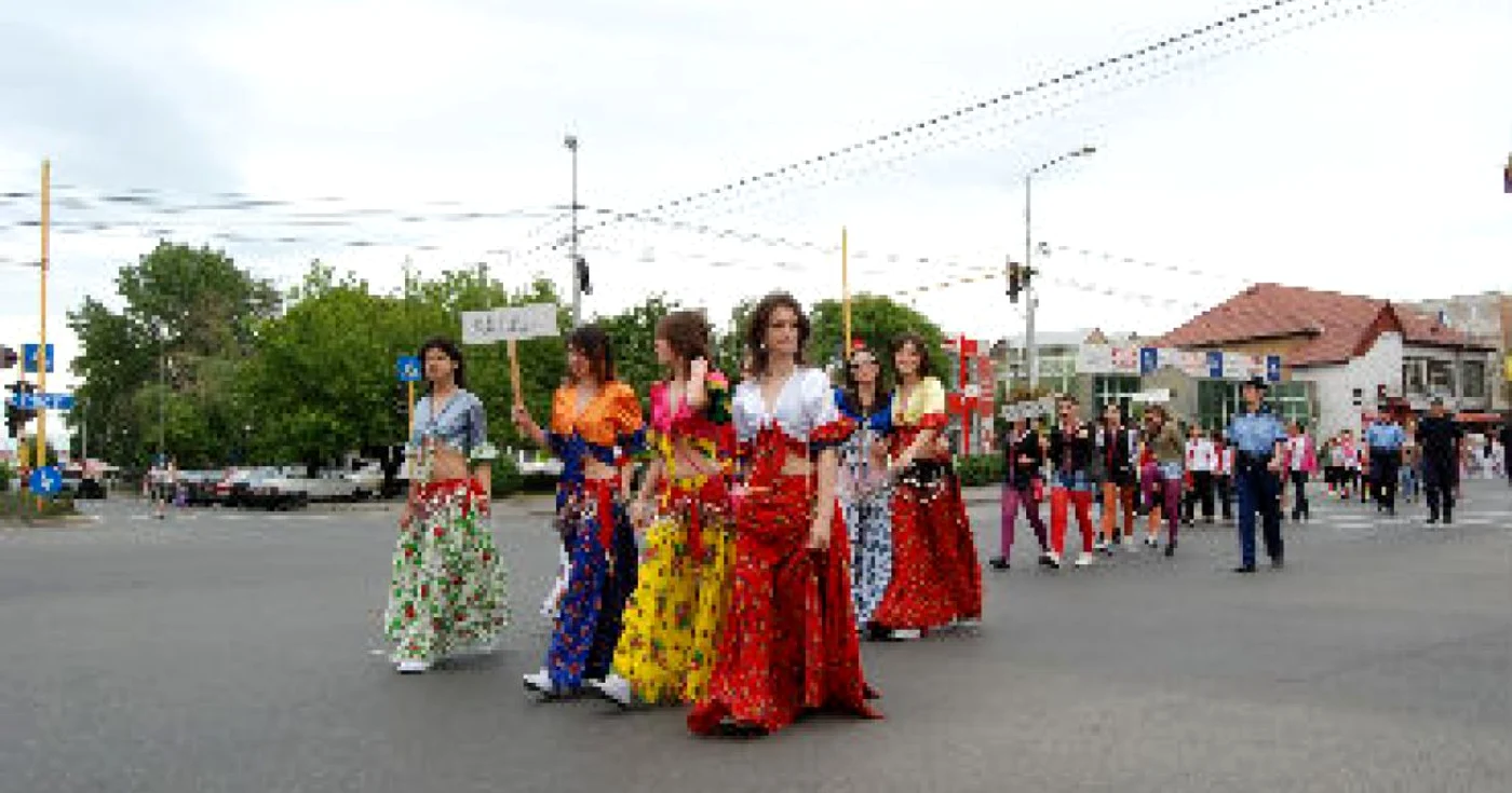 Slatina: Princhidei din zece judeţe au defilat pe străzile Slatinei