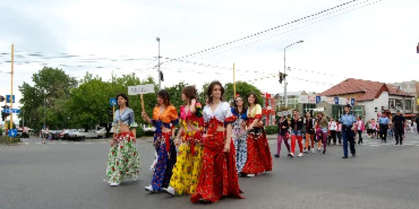 Slatina: Princhidei din zece judeţe au defilat pe străzile Slatinei