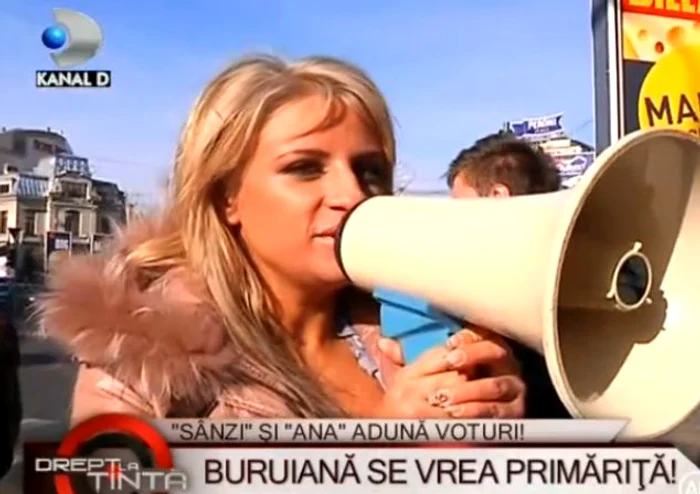 
    Vedeta şi-a folosit sânii drept argument în strângerea de semnături  