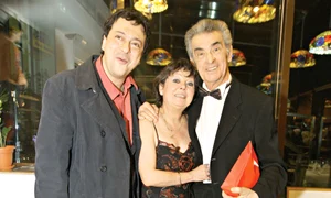 Iurie Darie, alături  de Anca Pandrea  şi de fiul lui,  Alexandru Darie,  la aniversarea  de 80 de ani  a maestrului jpeg
