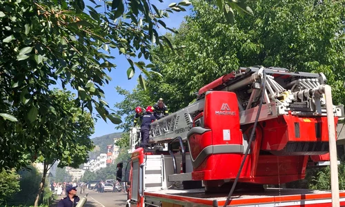 Incendiu la un bloc din Piatra Neamț FOTO: ISU