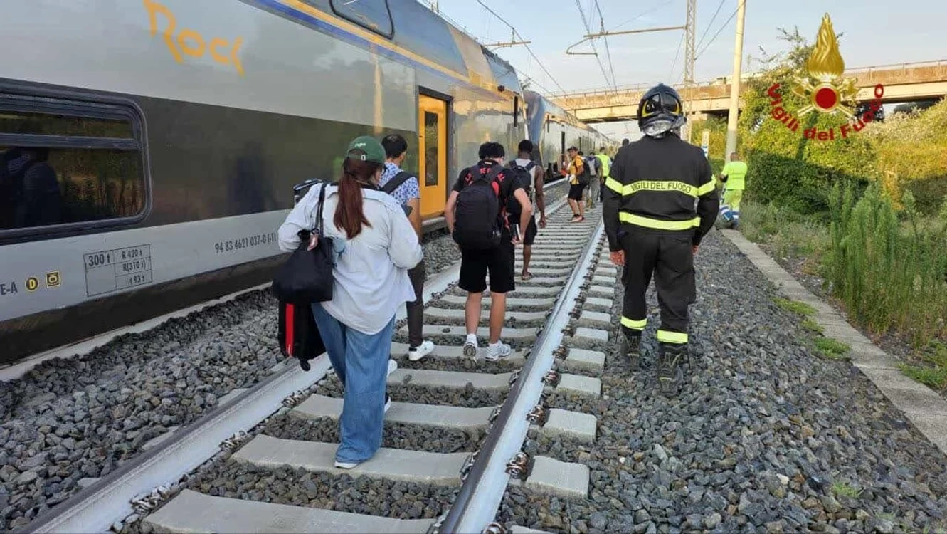 Un tren cu 450 de persoane a deraiat Foto: X