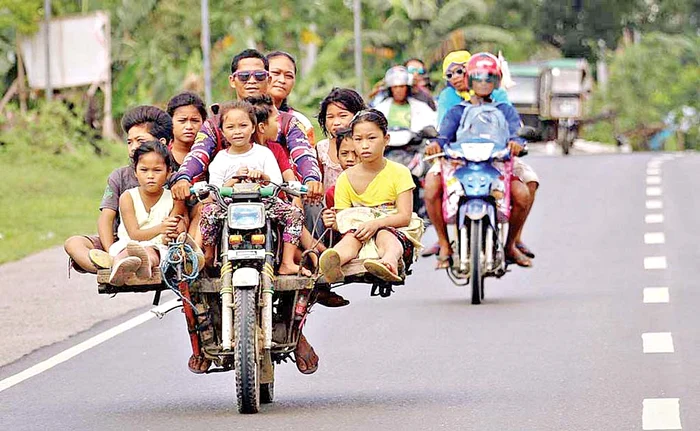 
    Fac modificări  vehiculului cu 2 roţi ca  să încapă 9 persoane   