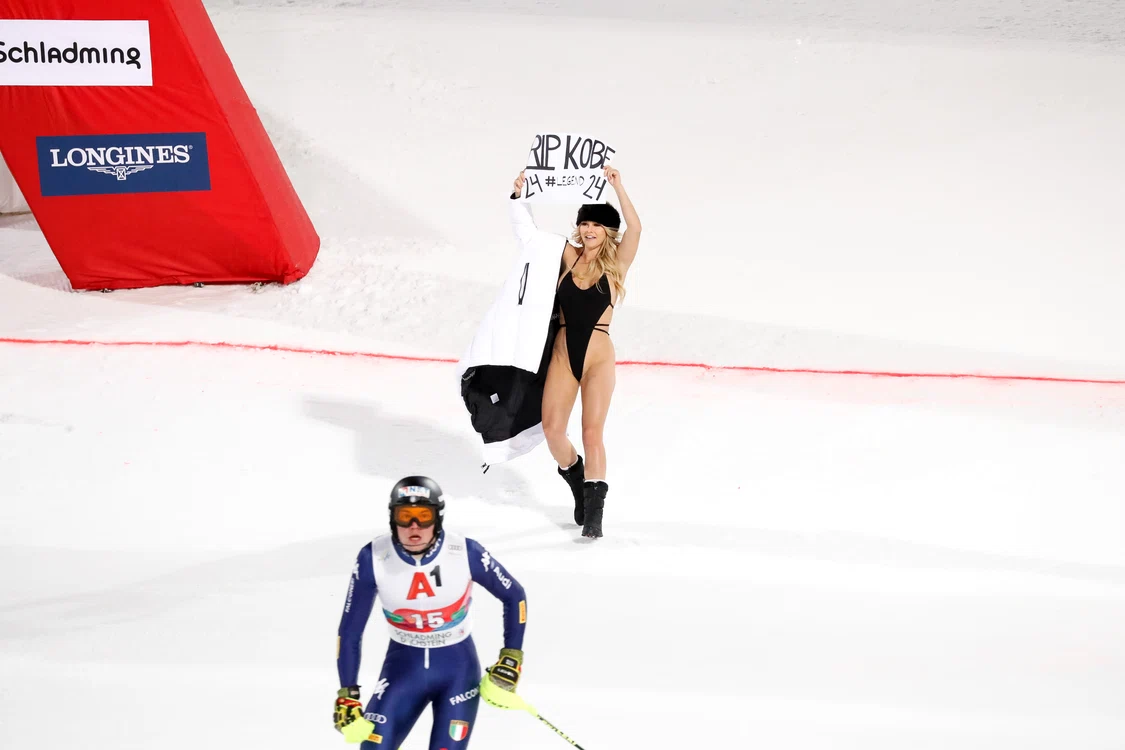 Kinsey Wolanski, în spatele schiorului Alex Vinatzer