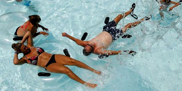 Localnici plutesc se răcoresc la piscină pe saltele gonflabile în parcul acvatic Wet-N-Wild din Phoenix Arizona FOTO Guliver / Getty Images / Ralph Freso