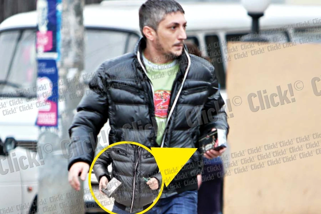 
    Reporterul Click!  s-a ales cu o cutie de  petarde care pocnesc  de trei ori fiecare (Fotografii: Roberto Sălceanu)  