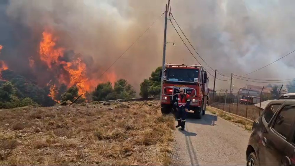 Grecia, cuprinsă de incendii. Localități întregi sunt evacuate. Pompierii români luptă cu incendiile devastatoare din jurul Atenei VIDEO