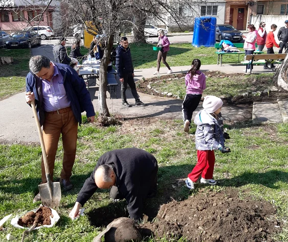 Locatarii au plantat singuri pomi și flori Foto: Între vecini/Facebook