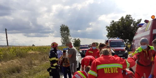 un autobuz plin cu pasageri s-a răsturnat într-un şanţ pe dn 19