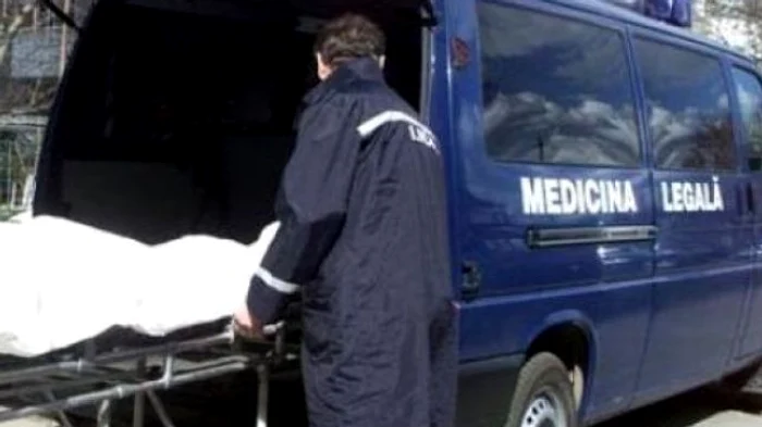 Femeia zăcea în pat, decedată, de șase luni. Trupul ei a fost ridicat pentru efectuarea necropsiei (foto: Arhivă)Foto: Adevarul.ro