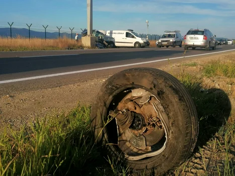 Accident mortal pe DN1 la intrare în Sibiu - o şoferiţă a intrat cu maşina într-un stâlp - vitezometrul blocat la 130 km Foto Sibiul Independent