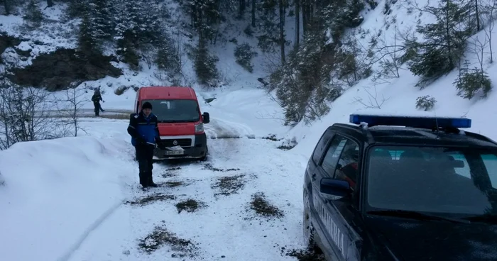 Turiştii aflaţi în dificultate în zona Masivului Montan Bucegi pot apela numărul unic de urgenţă „112” sau numerele de telefon 0749.058037 / 0749.034639