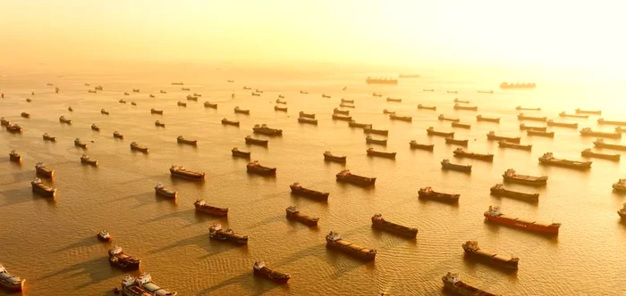 Nenumărate vase sunt blocate în Strâmtoarea Hormuz. FOTO: Captură video