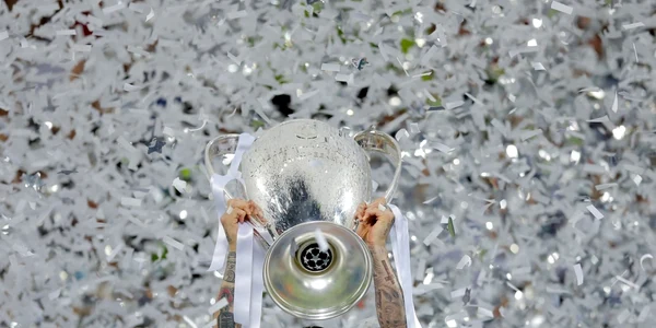 Jucătorul lui Real Madrid Sergio Ramos ridică trofeul Ligii Campionilor după ce echipa sa a învins Atletico Madrid. FOTO AP 