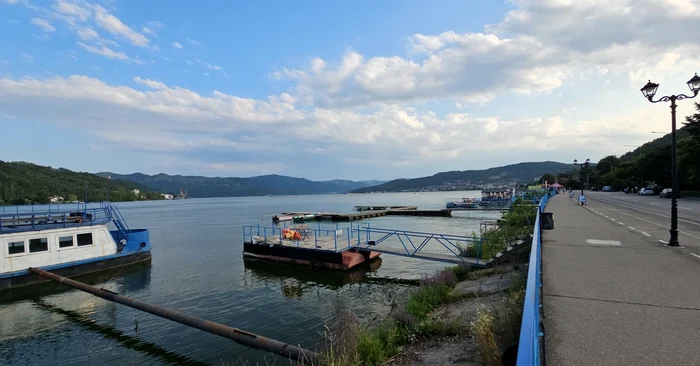 Nave aproape de un ponton pe Dunăre