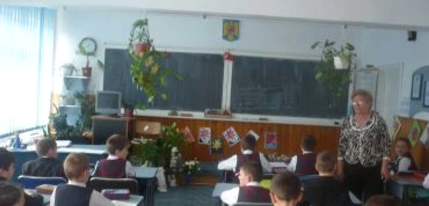 Neamţ: Elevii riscă să rămână fără corn şi lapte- Revista presei locale