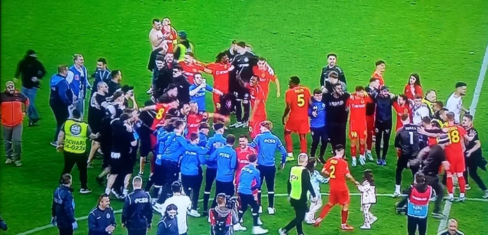 Jucătorii FCSB au făcut hora bucuriei după câștigarea campionatului. Captură DigiSport