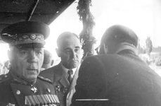 Gheorghe Gheorghiu Dej și mareșalul sovietic Kliment Voroșilov (© „Fototeca online a comunismului românesc”, cota: 88/1951)