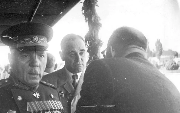 Gheorghe Gheorghiu Dej și mareșalul sovietic Kliment Voroșilov (© „Fototeca online a comunismului românesc”, cota: 88/1951)