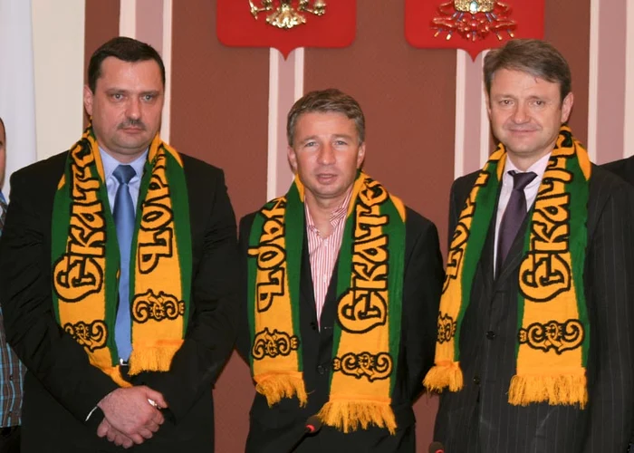 Dan Petrescu, la finalul conferinţei în care a fost prezentat oficial. fckuban.ru