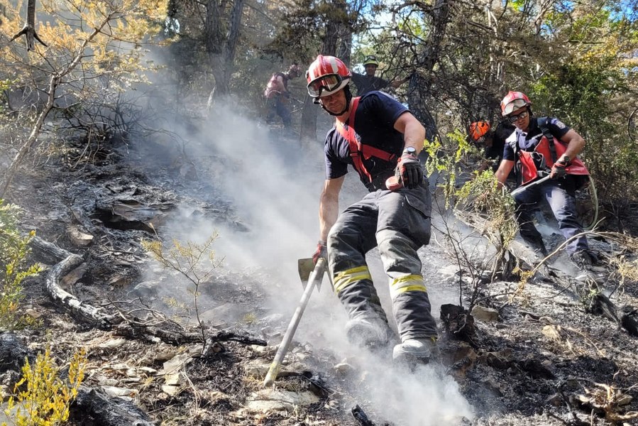 Pompierii români continuă misiunile în Franţa şi Grecia în eforturile de a opri incendiile de vegetaţie