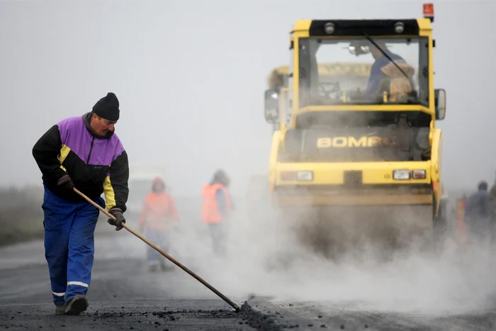 Autorităţile nu au bani nici pentru peticirea gropilor apărute în iarnă