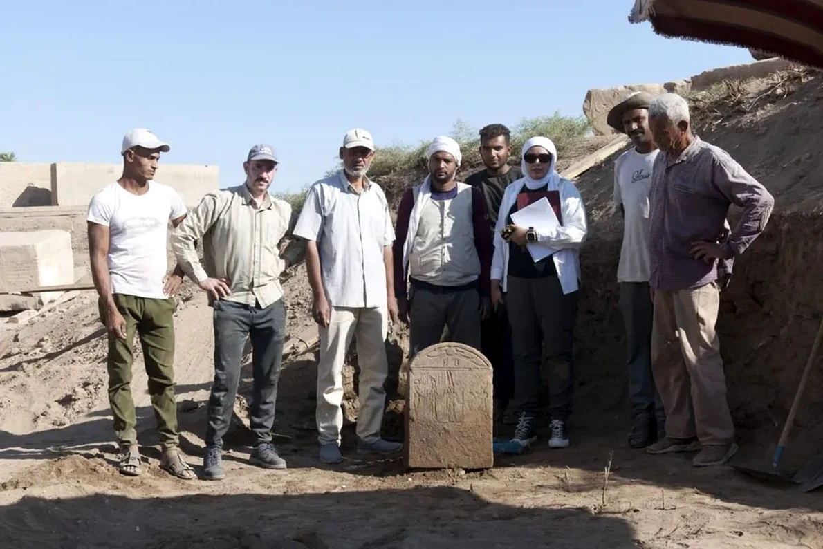 Stela descoperită la Luxor (© Ministerul Turismului și Antichităților din Egipt)