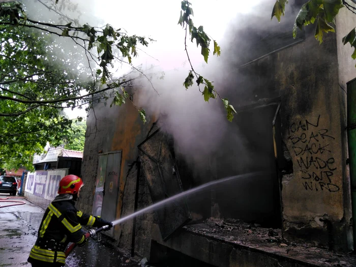 La fața locului au acționat patru autoutilitare de stingere
