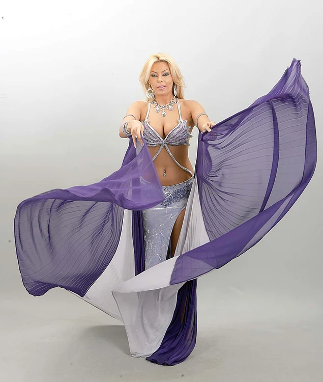 Jasmine se desprinde cu greu de ținutele în care a investit bani grei