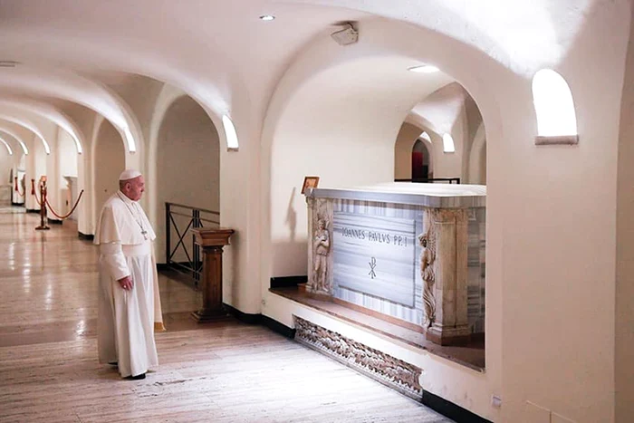 Papa Francis, rugăciune în fața mop fața mormântului Papei Ioan Paul I