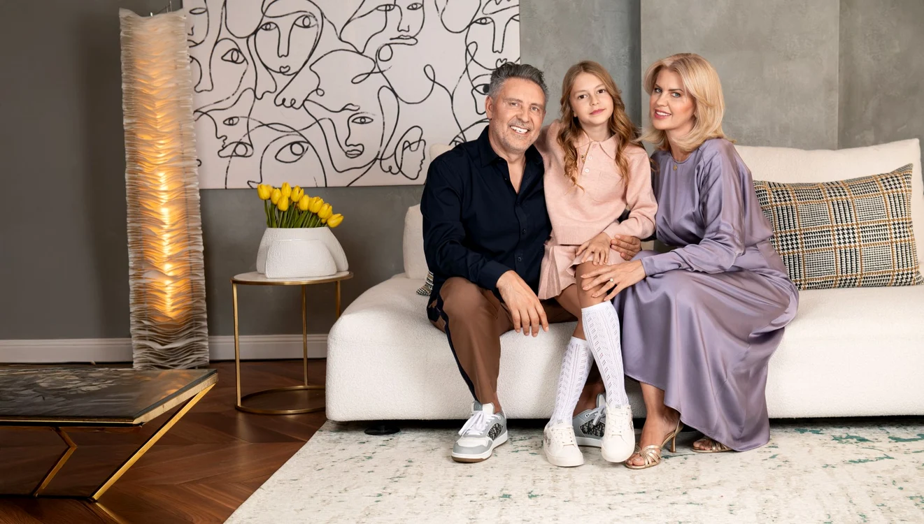 Alexandru Sautner și familia foto OK! Magazine DSC 7550 (3) jpg