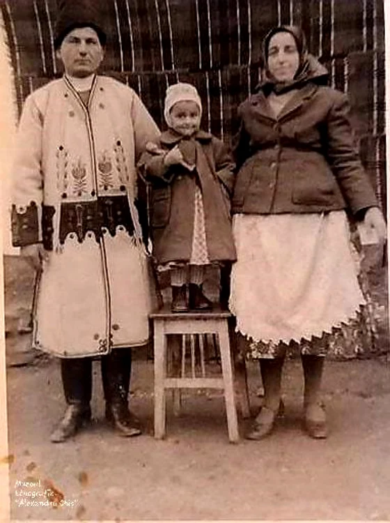 Străbunicul purând șuba FOTO Alexandru Chiș 