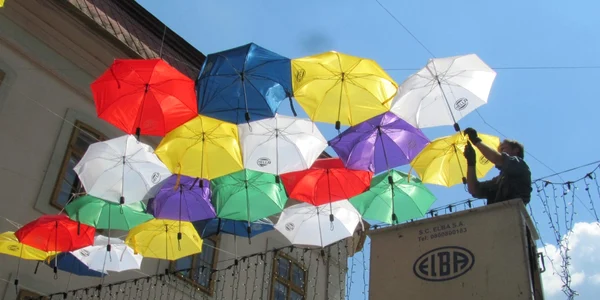 Umbrele pe strada Alba Iulia Foto